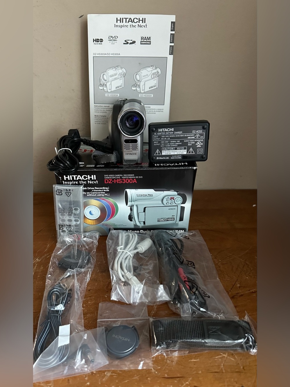 Hitachi DZ-HS300A DVD HDD USB Hybrid Handheld Video Camera Camcorder Recorder